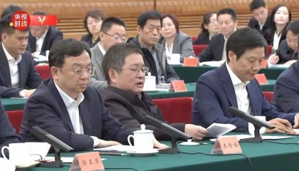 这位坐姿松弛的民营企业家，到底有多牛？