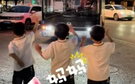 重庆爸爸带三胞胎儿子接公交司机妈妈下班：之前妈妈一人回家“孤苦伶仃”，现在很开心