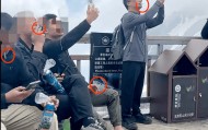 玉龙雪山4500米观景平台上几名男游客手持氧气瓶，一边吸氧一边抽烟，景区回应：将加强劝导