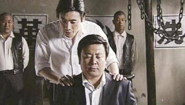 他因《潜伏》走红，因演技太好被认出，是在逃13年的通缉犯