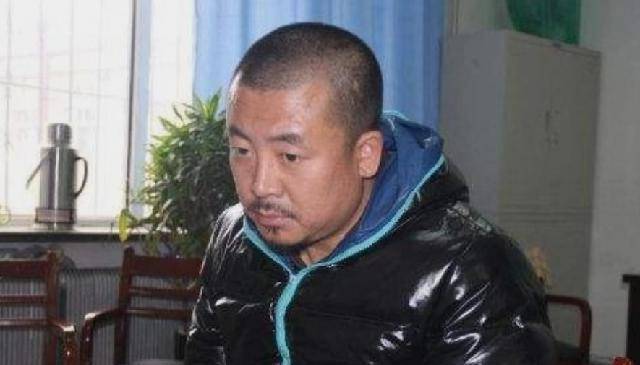 他因《潜伏》走红，因演技太好被认出，是在逃13年的通缉犯
