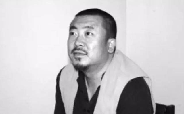 他因《潜伏》走红，因演技太好被认出，是在逃13年的通缉犯