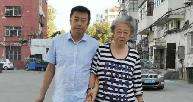 他因《潜伏》走红，因演技太好被认出，是在逃13年的通缉犯