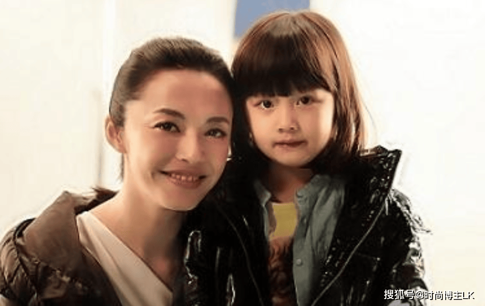 赵薇“女儿”因长得太好看！被全网禁止整容，如今16岁变化太大！
