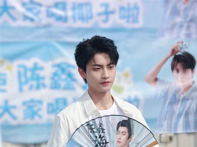 陈鑫海开拍都市爱情剧 菲诺携椰子水探班《兄友妹恭》