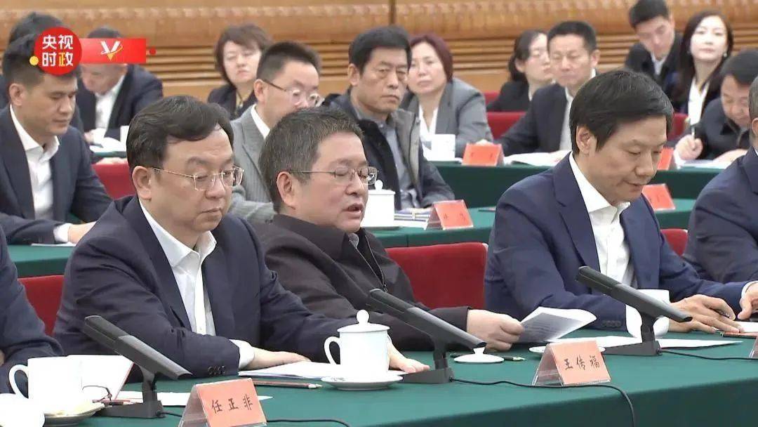 这位坐姿松弛的民营企业家，到底有多牛？