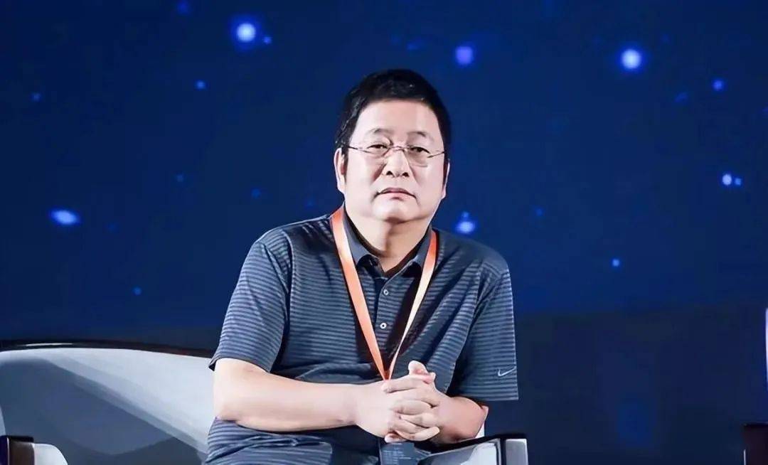 这位坐姿松弛的民营企业家，到底有多牛？