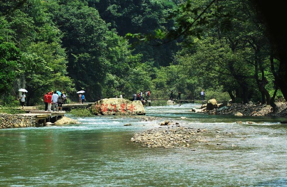 20万粉丝博主江小隐在景区溺亡，景区回应：事发于下班时间，溪流上游放了水