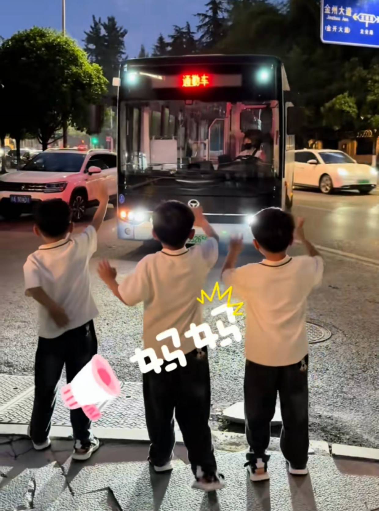 重庆爸爸带三胞胎儿子接公交司机妈妈下班：之前妈妈一人回家“孤苦伶仃”，现在很开心