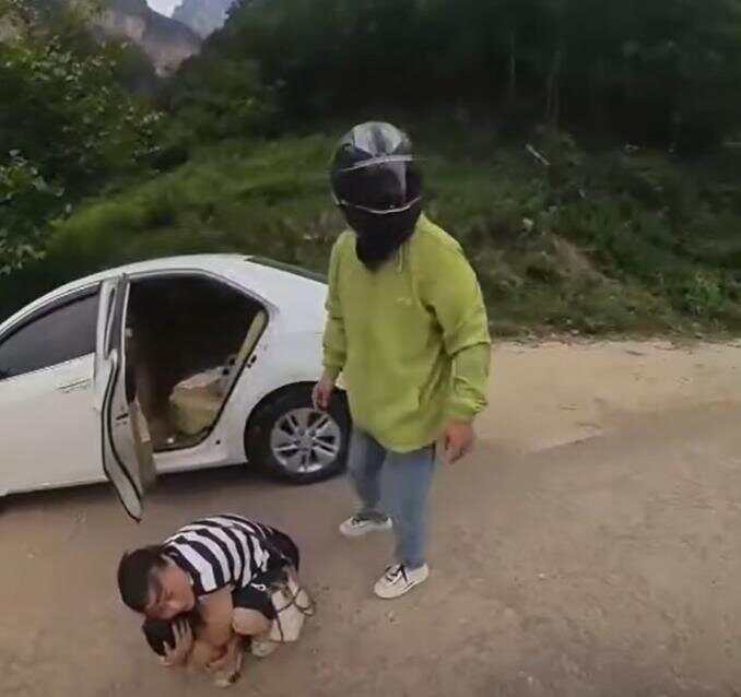 山西晋城6名游客在山区遭上千只马蜂袭击，游客弃车狂奔求救！当地政府已通知消防处理蜂窝